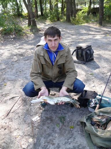 Первая рыба за день, шли на голавля, а поймал щуку, хорошо, что поводок не снял