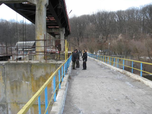 На плотине полно народа