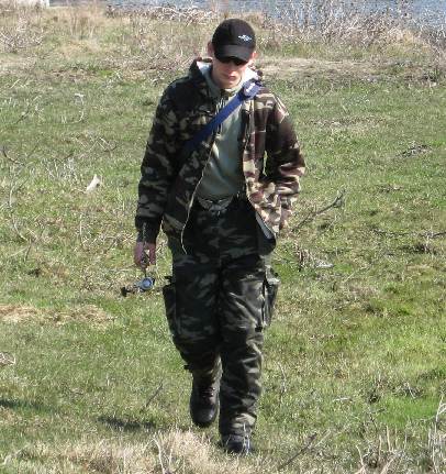 Рыбалка, бесклёвье - скучающий рыболов бредёт к месту обеда