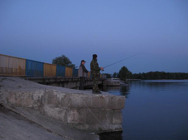 Юра с другом ловят спиннингом на микроджиг на свале